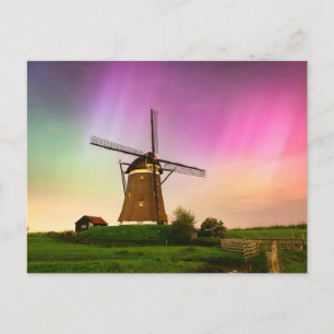 Cartão Postal Moinho de vento tradicional sob a Aurora Boreal