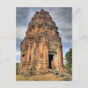 Cartão Postal Monge budista em pé na porta do templo