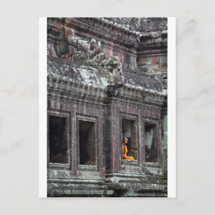 Cartão Postal Monge budista meditando o templo Angkor Wat