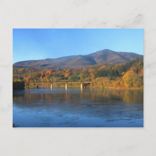 Cartão Postal Monte Ascutney e Connecticut Rio no outono