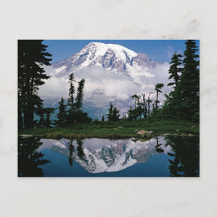 Cartão Postal Monte Rainier refletido em um lago de montanha