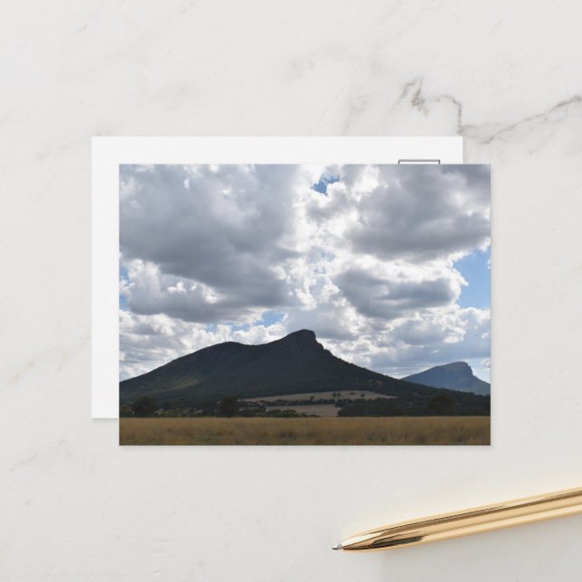 Cartão Postal Montes Sturgeon e Abrupt sob Nuvens Dramáticas (Frente/Verso In Situ)
