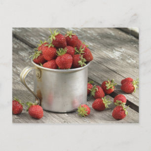 Cartão Postal morangos de jardim em caneca
