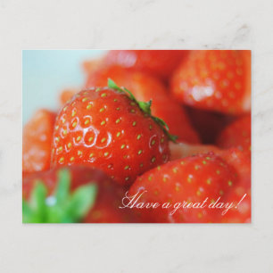 Cartão Postal Morangos em um dia de verão com efeito bokeh