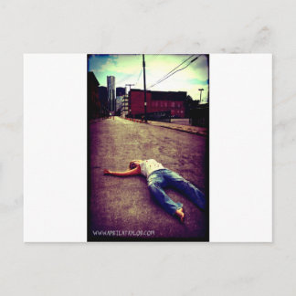 Cartão Postal Morto na cidade por April A Taylor