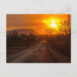 Cartão Postal Moto-bicicleta no pôr do sol