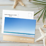 Cartão Postal Movimentamos a praia para casa Novo endereço Foto<br><div class="desc">Linda mudança de morada de cartas móveis de casas de praia. Compartilhe seu novo endereço residencial litorâneo com amigos e familiares usando esta maravilhosa fotografia oceânica da costa em um cartão postal de anúncio em movimento na ilha. Nos mudamos para a Flórida ou outra cidade marinha tropical.</div>