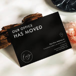 Cartão Postal Movimentamos o anúncio de novo endereço comercial<br><div class="desc">Deixe seus clientes, funcionários e fornecedores saberem seu novo endereço de escritório com este Design de Cartões postais para logotipos de negócios movidos por nós. Com design preto e branco minimalista com fontes clássicas, espaço para o logotipo da sua empresa, novo endereço, detalhes de contato e horário de abertura, este...</div>