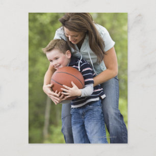 Cartão Postal MR: mãe (26 anos) jogando basquete com filho