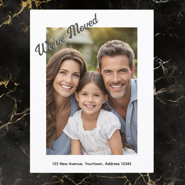 Cartão Postal Mudamos o endereço de fotos da família Mudar a nov (A simple and stylish postcard to say 'We've Moved'. Add your own photo and new address)