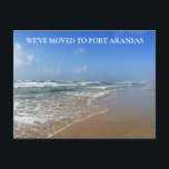 Cartão Postal Mudámos para a Transferência de Fotografias da Pra<br><div class="desc">Esta bela foto de uma praia de Port ArKansas no Texas faz uma excelente mudança de endereço postal para uma família que mudou uma cidade litorânea no sul. Se você estiver se mudando para Corpus Christi ou Galveston, envie esses anúncios movidos para seus amigos e família. Personalize o verso com...</div>