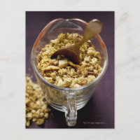 Muesli crocante com colher de madeira em uma medid