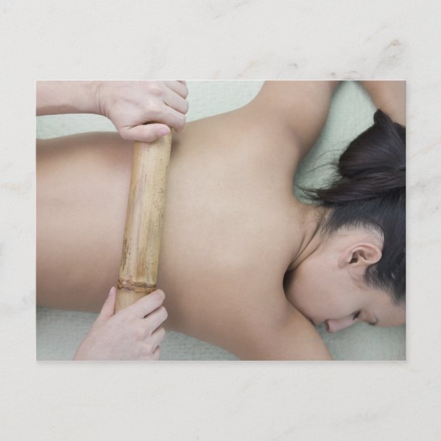 Cartão Postal Mulher a receber tratamento spa (Frente)