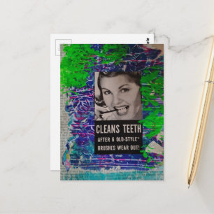 Cartão Postal Mulher antiga limpa os dentes escovas desgastam-se