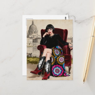 Cartão Postal Mulher Bonita Senta-se numa Cadeira Vermelha