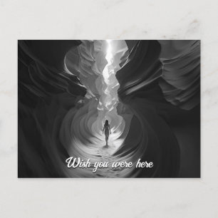 Cartão Postal Mulher caminhando através de uma foto B&W do gulch