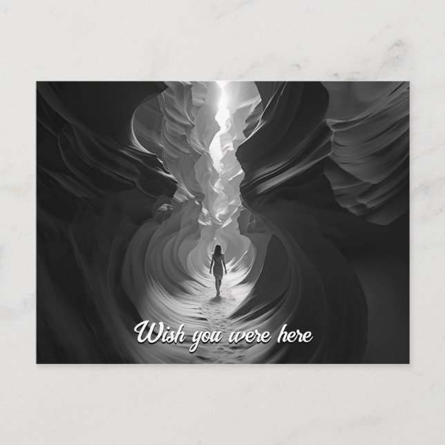 Cartão Postal Mulher caminhando através de uma foto B&W do gulch (Frente)