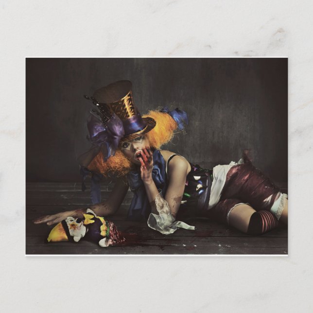 Cartão Postal Mulher Colorida Vestida como Palhaçada (Frente)