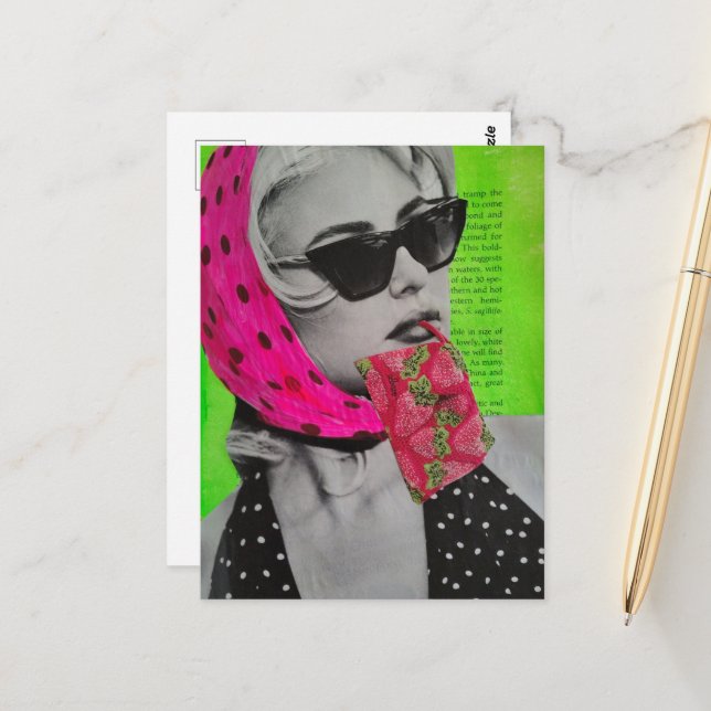 Cartão Postal Mulher Com Bolsa de Morango Colagem de Mídia Mista (Frente/Verso In Situ)