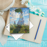 Cartão Postal Mulher com Parasol - Madame Monet, Bela Arte<br><div class="desc">No seu mais puro, o impressionismo foi sintonizado com a pintura paisagística, um assunto que Monet favoreceu. Na Mulher com Parasol - Madame Monet e Seu Filho, sua habilidade como pintor de figura é igualmente evidente. O artista pretendia que a obra transmitisse a sensação de uma preferencialmente casual de família...</div>