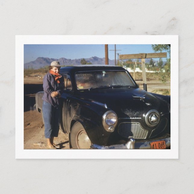 Cartão Postal Mulher com Vintage de Carro Velho (Frente)