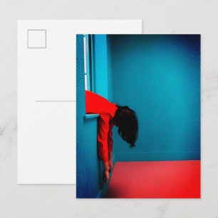 Cartão Postal Mulher Conceitual Minimalista Moderna em Vermelho
