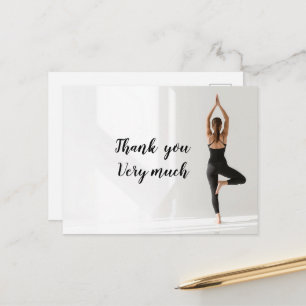 Cartão Postal Mulher de Namaste Yoga levanta a mão Obrigado