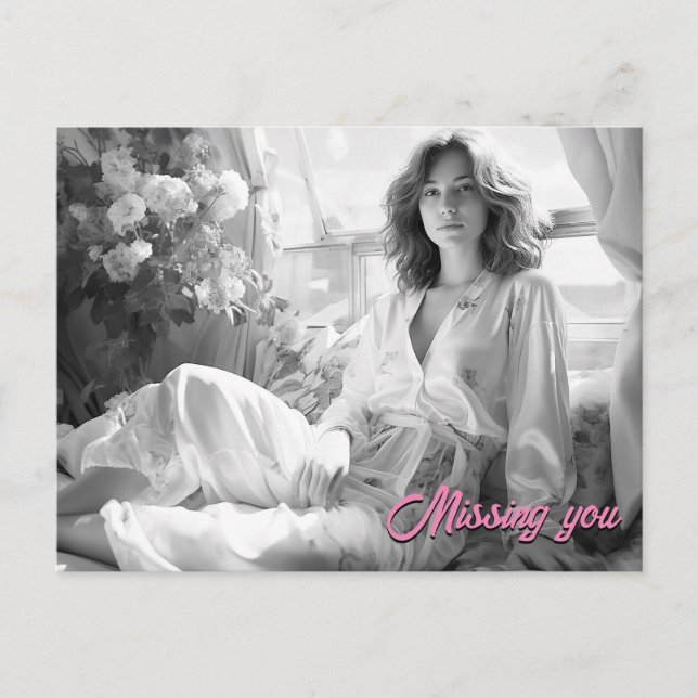 Cartão Postal Mulher deitada em folhas brancas de seda foto B&W (Frente)