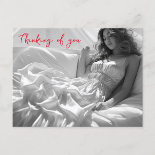 Cartão Postal Mulher deitada em folhas brancas de seda foto B&W