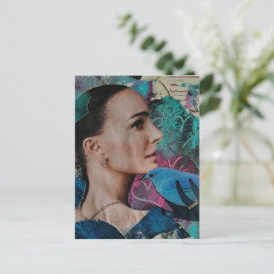 Cartão Postal Mulher Deslumbrante com uma Colagem Surrealista de