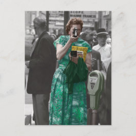 Cartão Postal Mulher dos anos 50 com uma câmera de vídeo