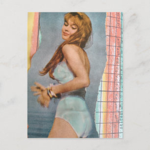 Cartão Postal Mulher em 1957 na praia colagem de mídia mista