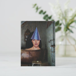 Cartão Postal Mulher em festa surreal colagem de banheira de cob