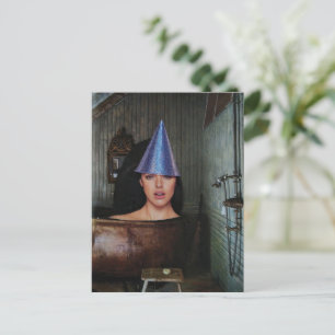 Cartão Postal Mulher em festa surreal colagem de banheira de cob