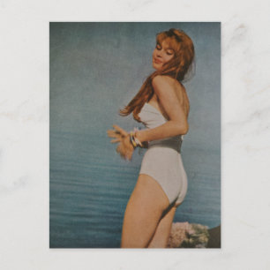 Cartão Postal Mulher em maiô branco na praia em 1957