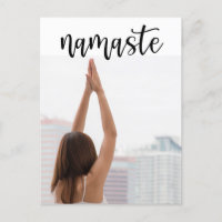 Mulher em Namaste de Yoga posando yoga