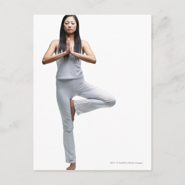 Cartão Postal Mulher em pé em posição de yoga (Frente)
