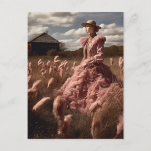 Cartão Postal Mulher em um Vestido Rosa de Penas em um Campo Vin