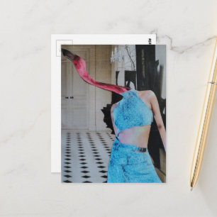Cartão Postal Mulher Flamingo em uma colagem surreal de sala