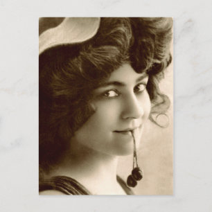 Cartão Postal Mulher francesa vintage com cerejas doces