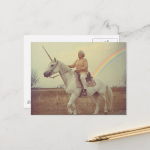 Cartão Postal Mulher Idosa Cavalgando um Unicórnio