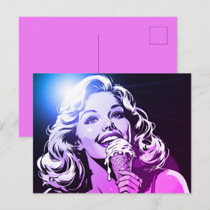 Cartão Postal Mulher Loira Aproveitando seu Sorvete
