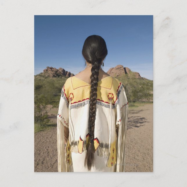 Cartão Postal Mulher nativa americana na roupa tradicional 2 (Frente)