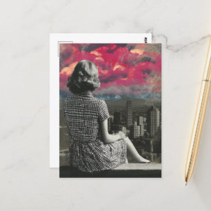 Cartão Postal Mulher no topo das Nuvens Rosa da Cidade
