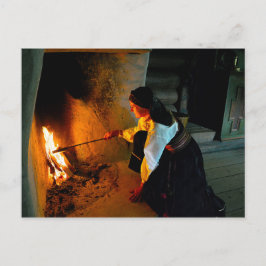 Cartão Postal Mulher Norueguesa Cuidando do Fogo da Lareira