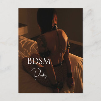 Cartão Postal Mulher nos Acessórios de Couro na Pose de Envio