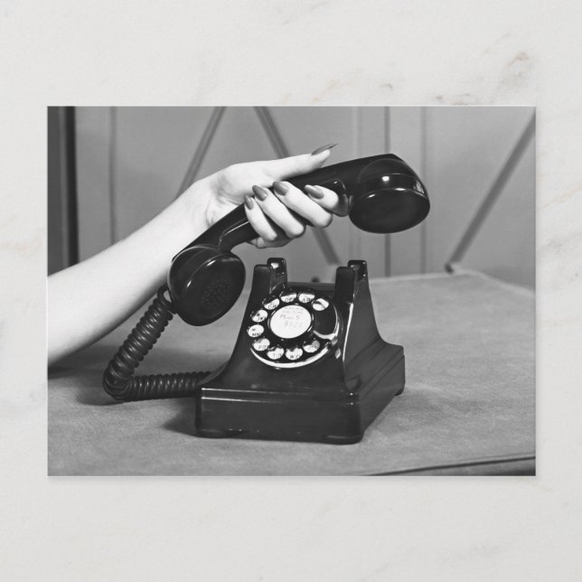 Cartão Postal Mulher pegando o telefone perto da mão (Frente)