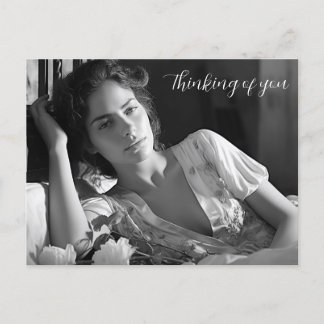 Cartão Postal Mulher relaxando na cama foto P&B