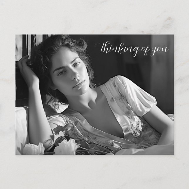 Cartão Postal Mulher relaxando na cama foto P&B (Frente)