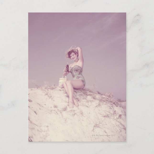 Cartão Postal Mulher relaxando na praia (Frente)